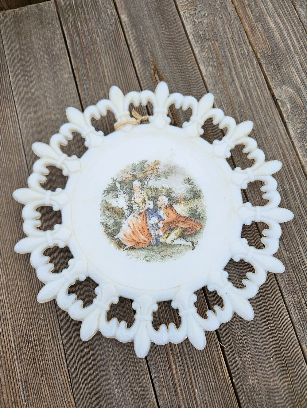 MILK GLASS PLATE Vintage Westmoreland Colonial Courting Couple Fleur De Lis 7